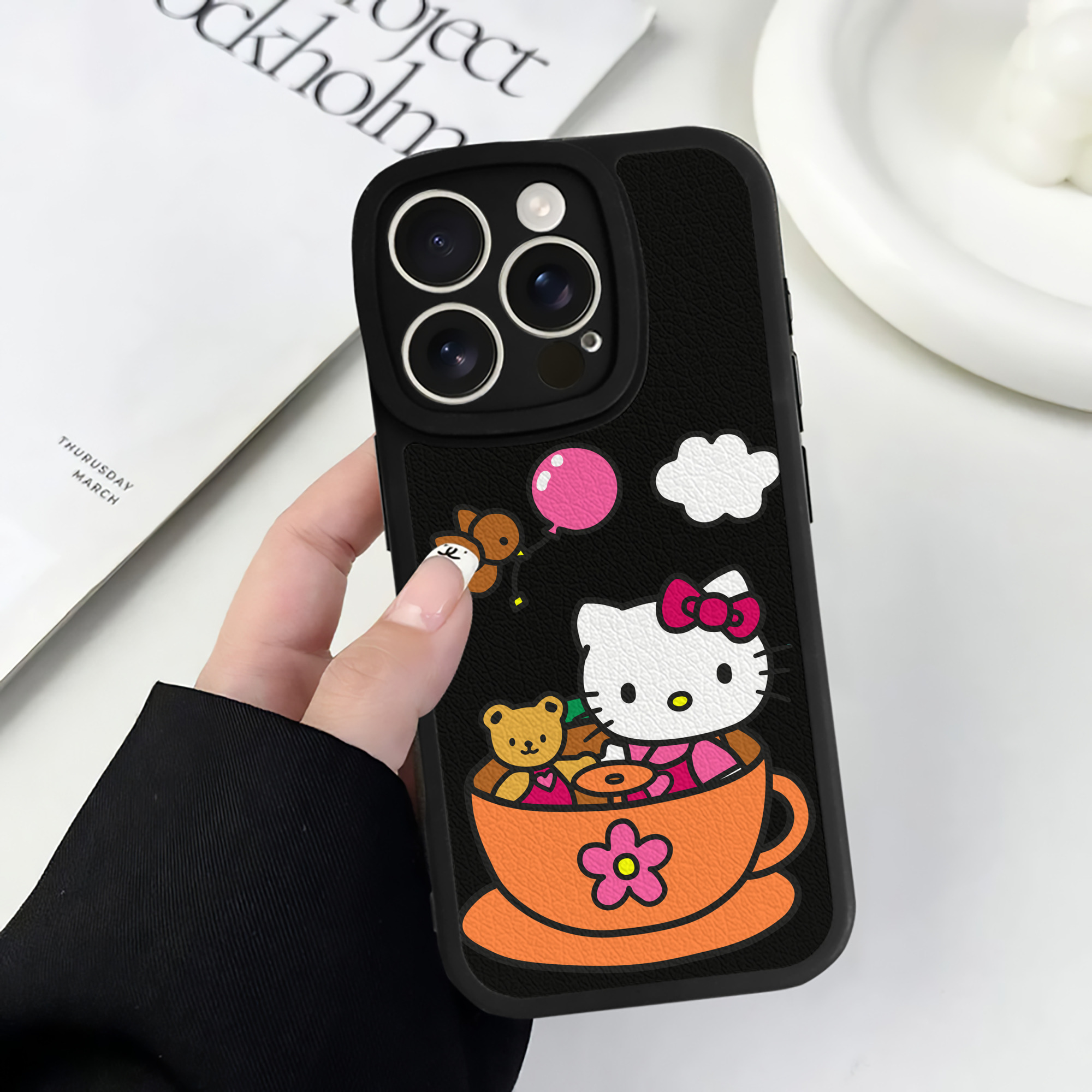 （画像用） Hello Kitty ハローキティ 【iPhone 16シリーズ対応】シリコンスマホケース（レザー調） 材質：シリコン